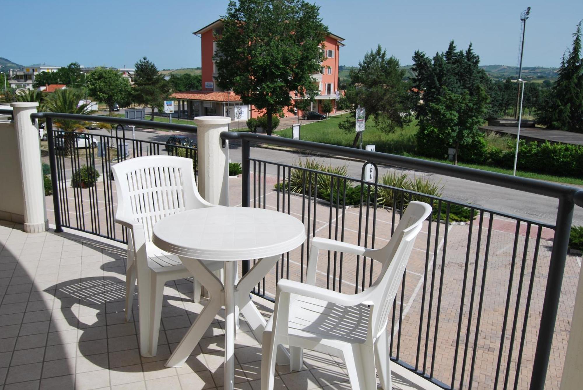 Eu Ropa Hotel Nereto Ngoại thất bức ảnh
