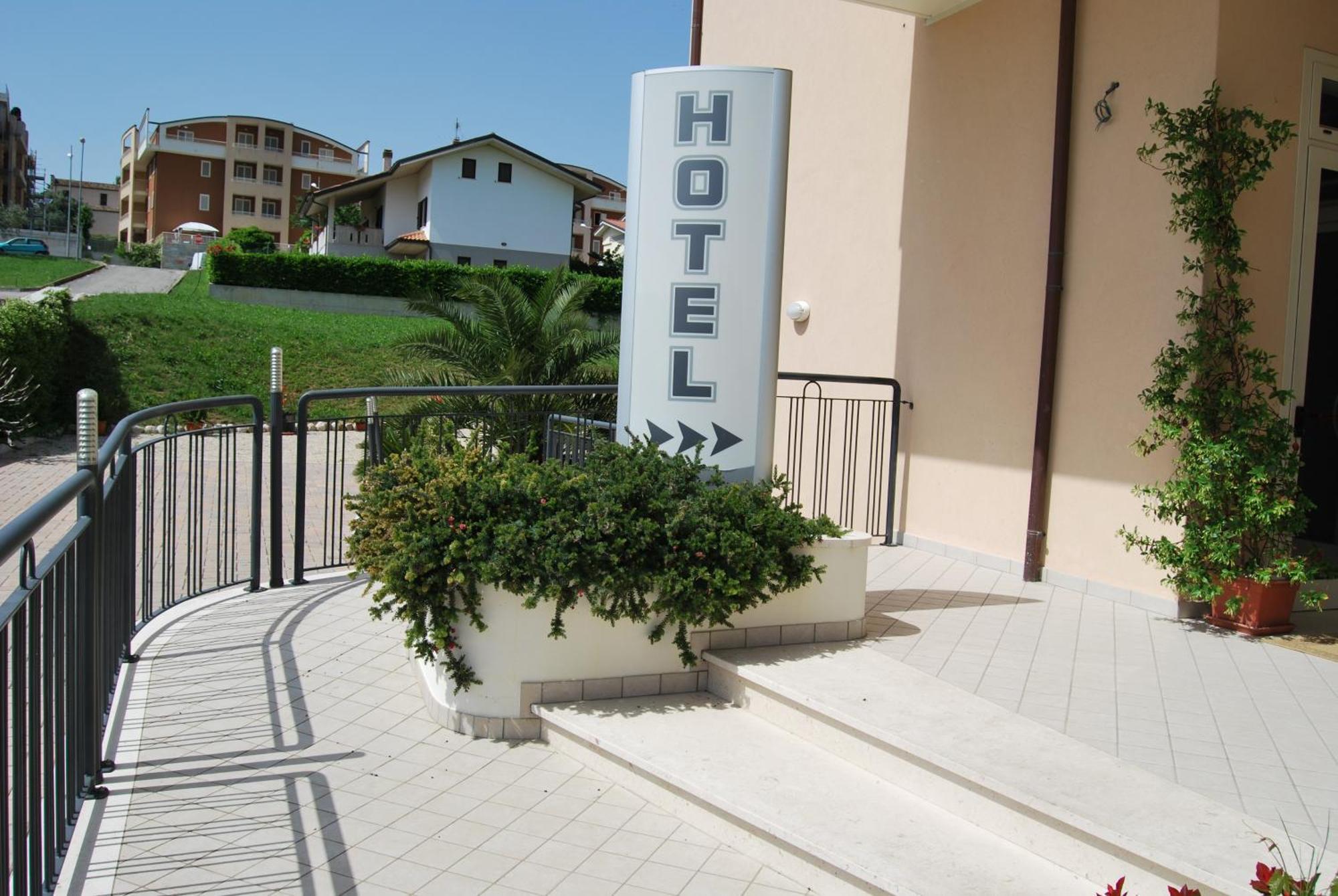 Eu Ropa Hotel Nereto Ngoại thất bức ảnh