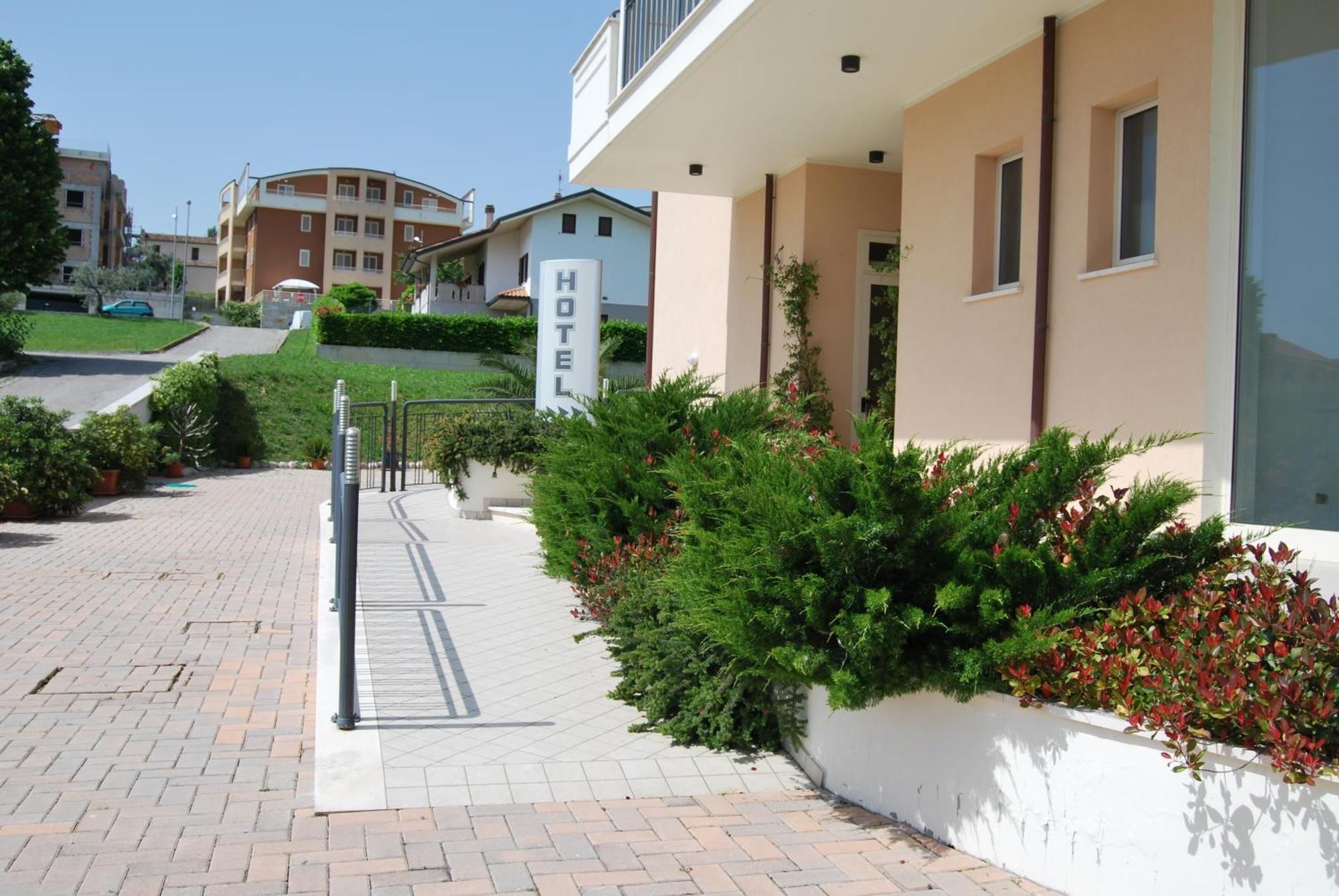Eu Ropa Hotel Nereto Ngoại thất bức ảnh